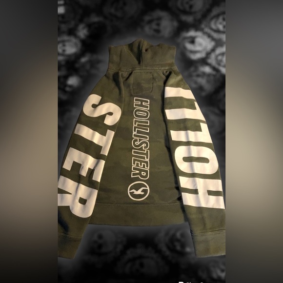 HOLLISTER SMALL camo printed hooded pull over branded in white along sleeves! - Picture 1 of 4